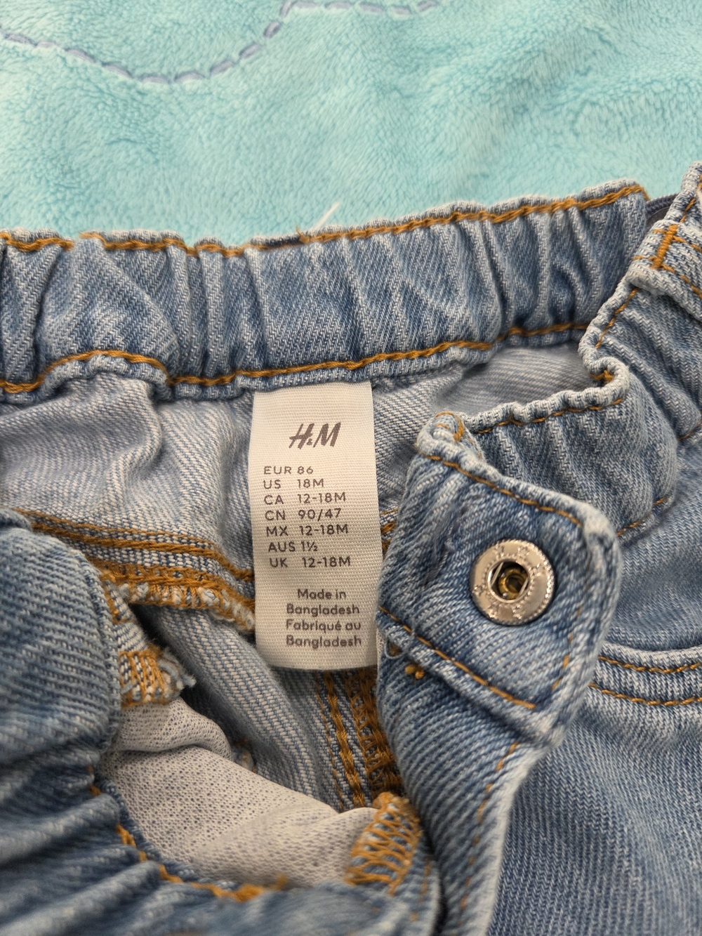 H&M Light Blue Denim Jeans with Dog Patches - Picture 7 of 7